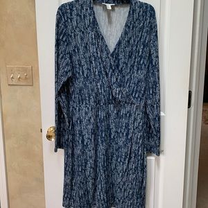 🔥Blue & cream color dress. Smoke & pet free home.🔥